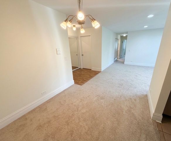 1327 WILLIAMSBURG Drive D2, Schaumburg, IL 60193