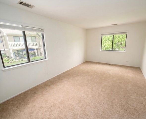 1327 WILLIAMSBURG Drive D2, Schaumburg, IL 60193