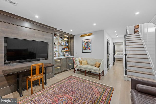 1524 SWANN ST NW, Washington, DC 20009