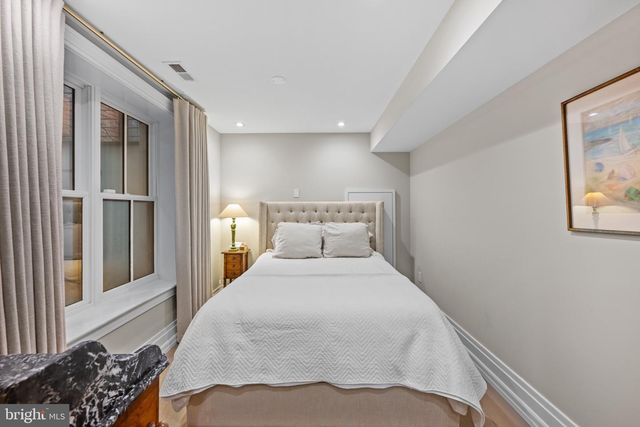 1524 SWANN ST NW, Washington, DC 20009