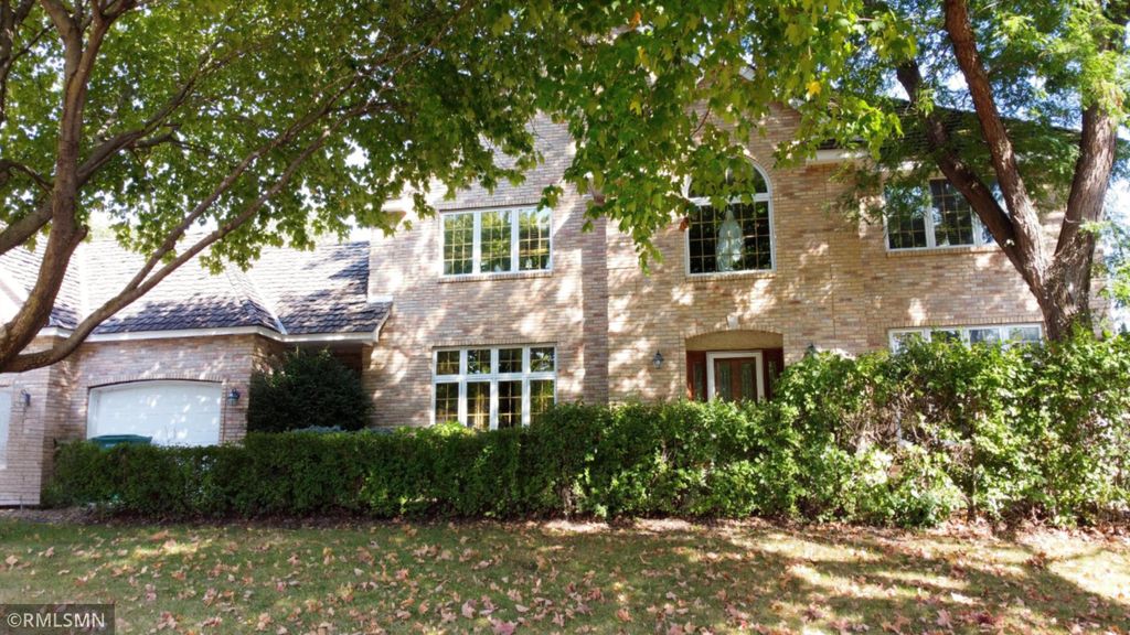 171 Red Oaks Drive, Vadnais Heights, MN 55127