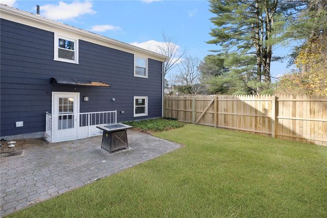 7 Cheshire Drive, Barrington, RI 02806