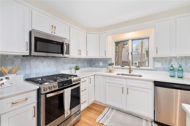 7 Cheshire Drive, Barrington, RI 02806