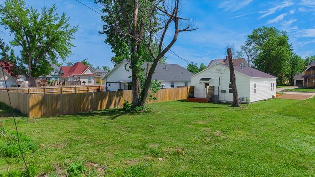 218 N 5th Street, Rogers, AR 72756