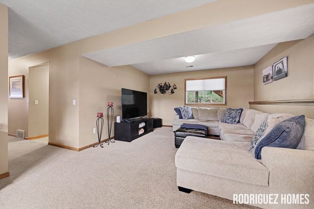2007 Sandrel Drive NE, Grand Rapids, MI 49505