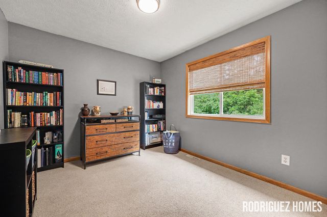2007 Sandrel Drive NE, Grand Rapids, MI 49505