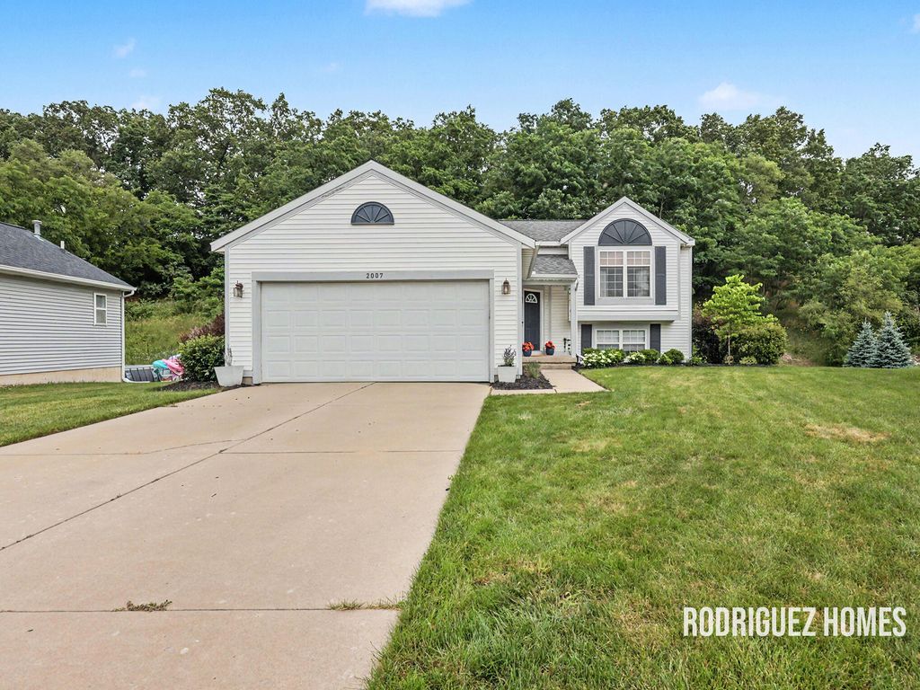 2007 Sandrel Drive NE, Grand Rapids, MI 49505