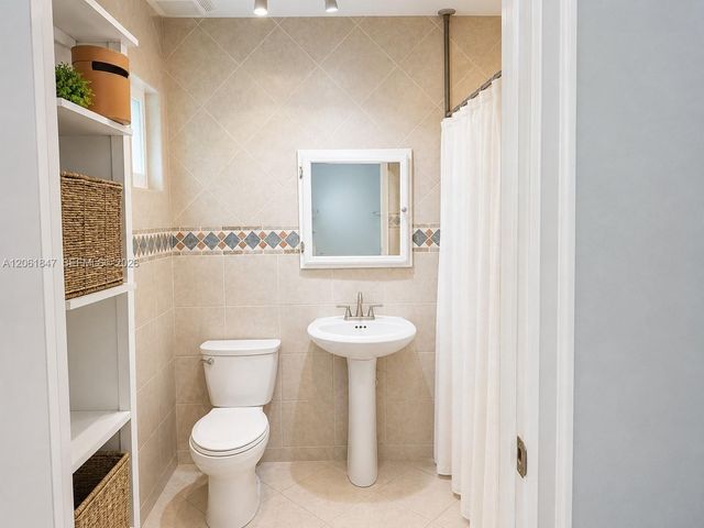 7550 SW 75th St, Miami, FL 33143