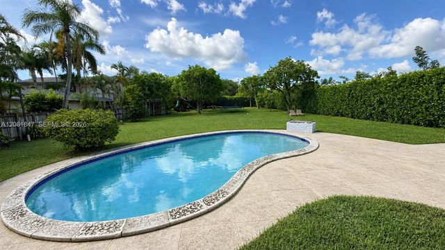 7550 SW 75th St, Miami, FL 33143