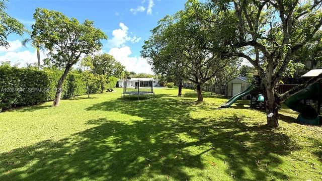 7550 SW 75th St, Miami, FL 33143