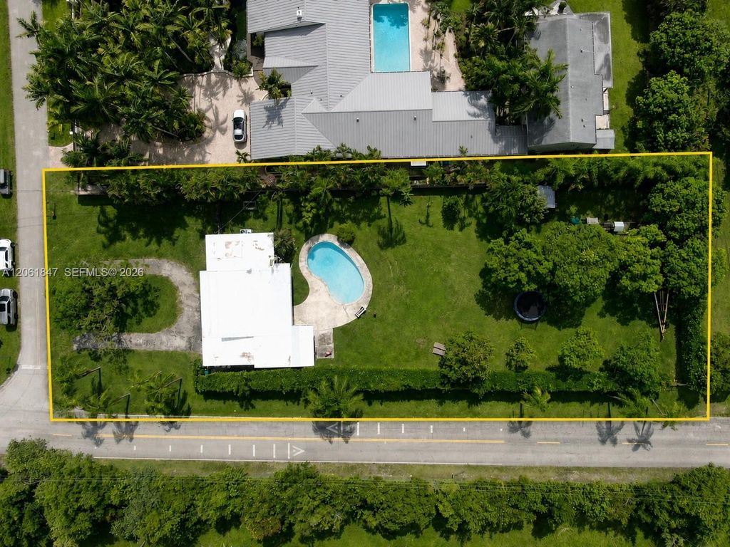 7550 SW 75th St, Miami, FL 33143