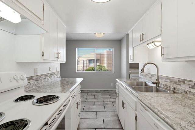 408 Rainbow Court SE, Albuquerque, NM 87123