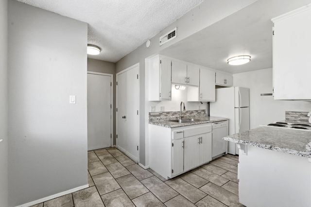 408 Rainbow Court SE, Albuquerque, NM 87123