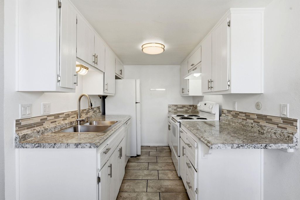 Image 10 of property listing at 408 Rainbow Court SE, Albuquerque, NM 87123