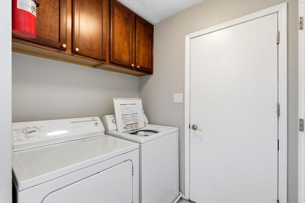 Image 14 of property listing at 408 Rainbow Court SE, Albuquerque, NM 87123