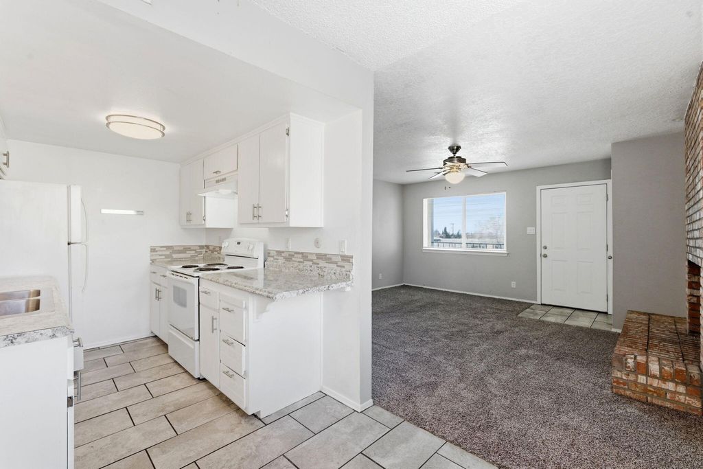 Image 9 of property listing at 408 Rainbow Court SE, Albuquerque, NM 87123