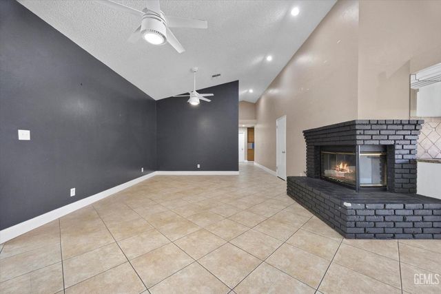 6100 Willow Grove Lane, Bakersfield, CA 93306