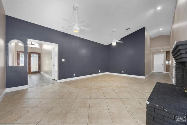 6100 Willow Grove Lane, Bakersfield, CA 93306