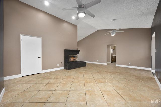 6100 Willow Grove Lane, Bakersfield, CA 93306