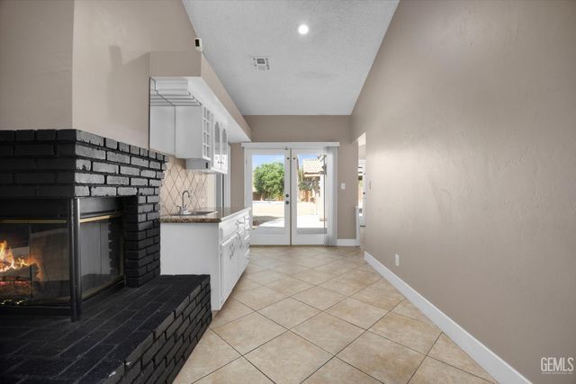 6100 Willow Grove Lane, Bakersfield, CA 93306