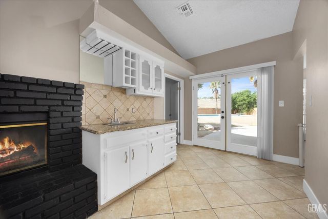 6100 Willow Grove Lane, Bakersfield, CA 93306