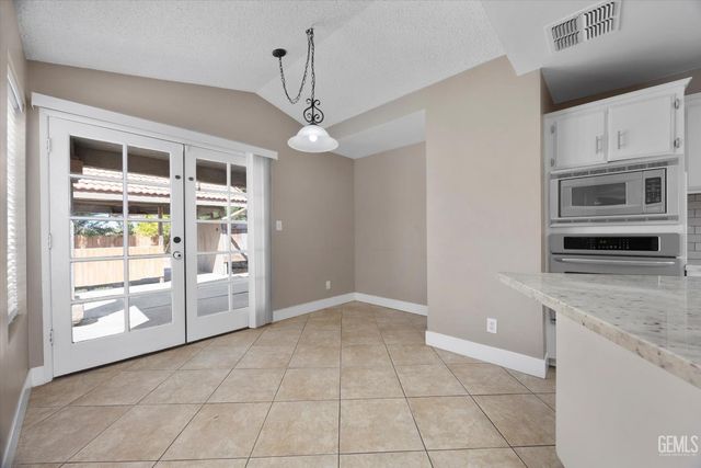 6100 Willow Grove Lane, Bakersfield, CA 93306