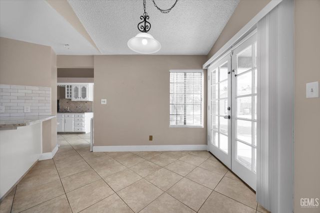 6100 Willow Grove Lane, Bakersfield, CA 93306