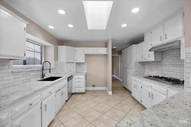 6100 Willow Grove Lane, Bakersfield, CA 93306