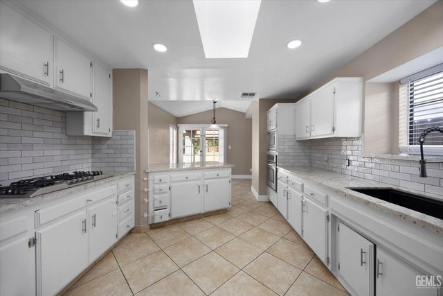 6100 Willow Grove Lane, Bakersfield, CA 93306