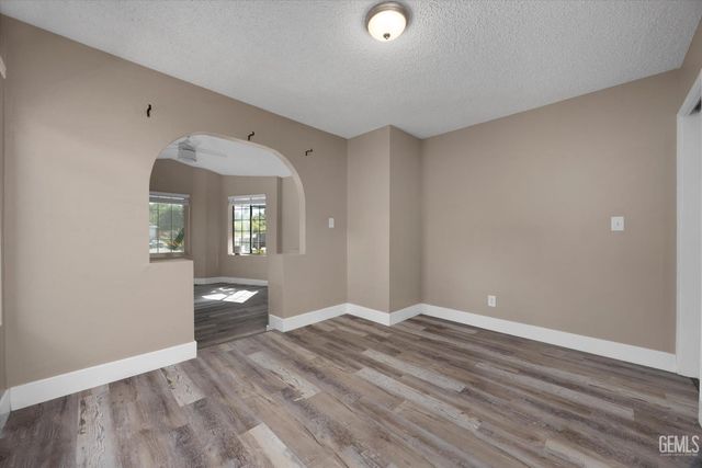 6100 Willow Grove Lane, Bakersfield, CA 93306