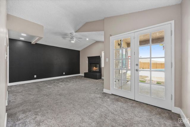 6100 Willow Grove Lane, Bakersfield, CA 93306