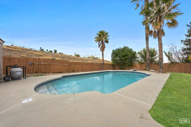 6100 Willow Grove Lane, Bakersfield, CA 93306