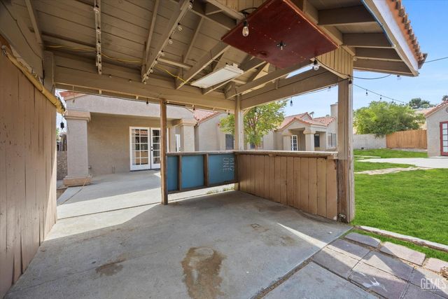 6100 Willow Grove Lane, Bakersfield, CA 93306