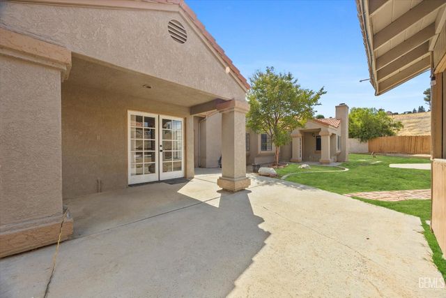 6100 Willow Grove Lane, Bakersfield, CA 93306