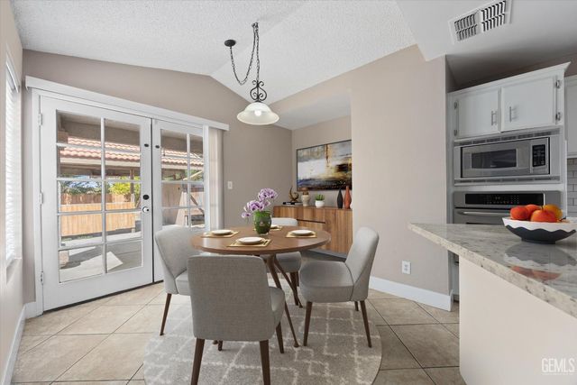 6100 Willow Grove Lane, Bakersfield, CA 93306