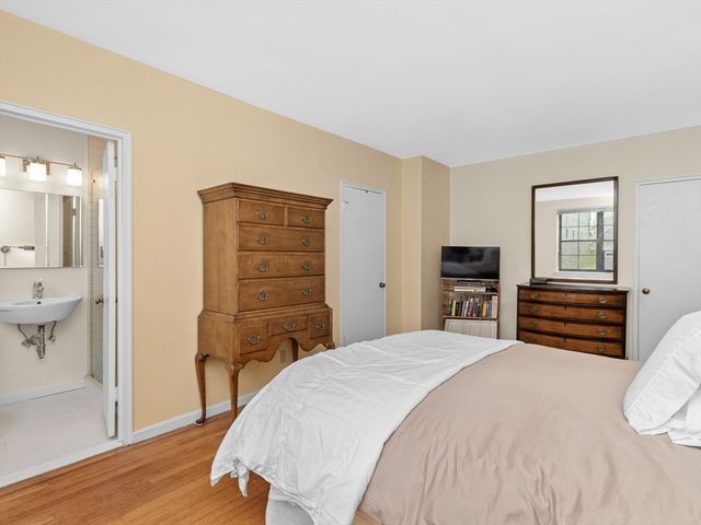 49 Harvard Ave 4, Brookline, MA 02446