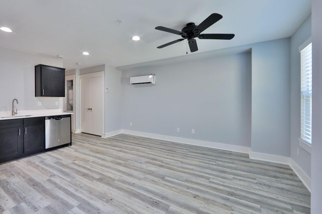 715 W 13th Street E, Houston, TX 77008