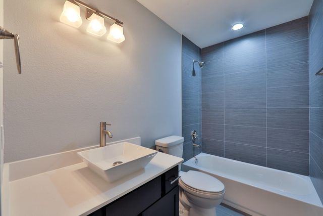 715 W 13th Street E, Houston, TX 77008