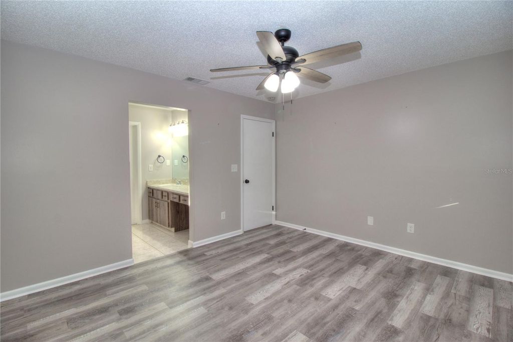 Image 9 of property listing at 10182 SW 87TH TERRACE, Ocala, FL 34481