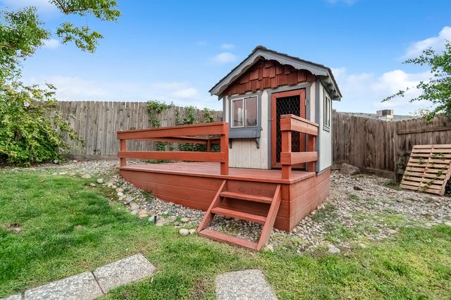 3735 W Woodside Avenue, Visalia, CA 93291