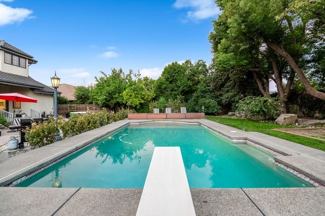 3735 W Woodside Avenue, Visalia, CA 93291