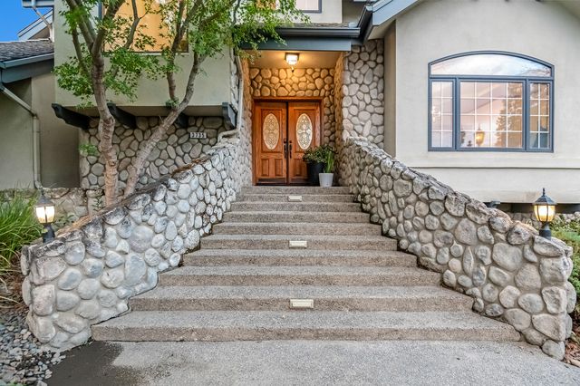 3735 W Woodside Avenue, Visalia, CA 93291