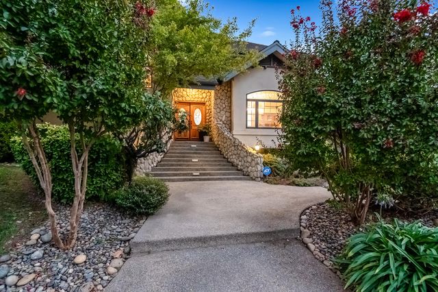 3735 W Woodside Avenue, Visalia, CA 93291