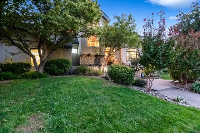 3735 W Woodside Avenue, Visalia, CA 93291