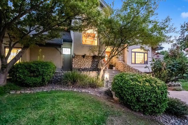 3735 W Woodside Avenue, Visalia, CA 93291