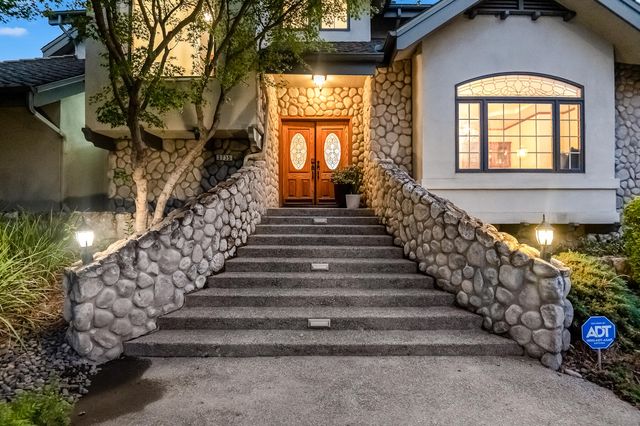 3735 W Woodside Avenue, Visalia, CA 93291