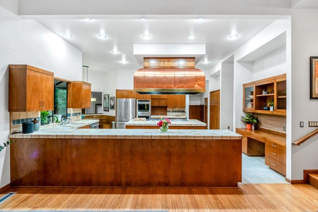 3735 W Woodside Avenue, Visalia, CA 93291