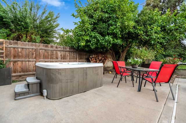 3735 W Woodside Avenue, Visalia, CA 93291