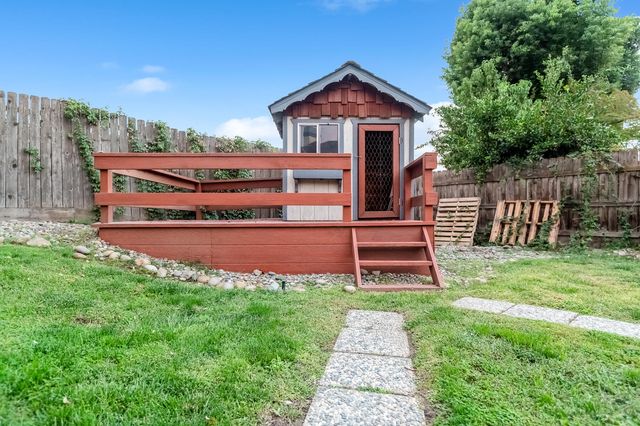 3735 W Woodside Avenue, Visalia, CA 93291