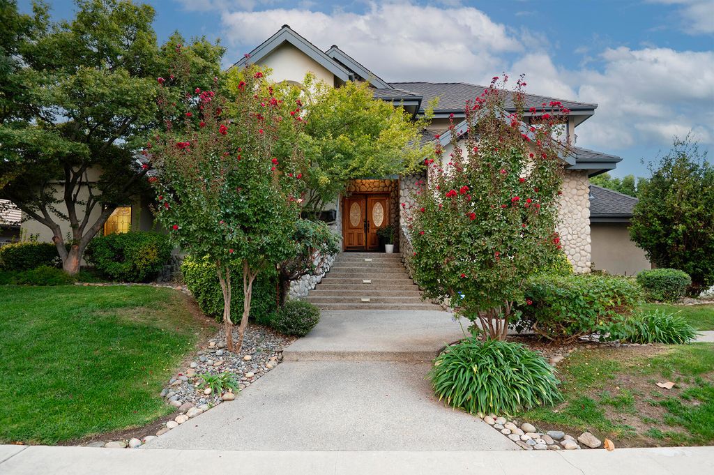 3735 W Woodside Avenue, Visalia, CA 93291